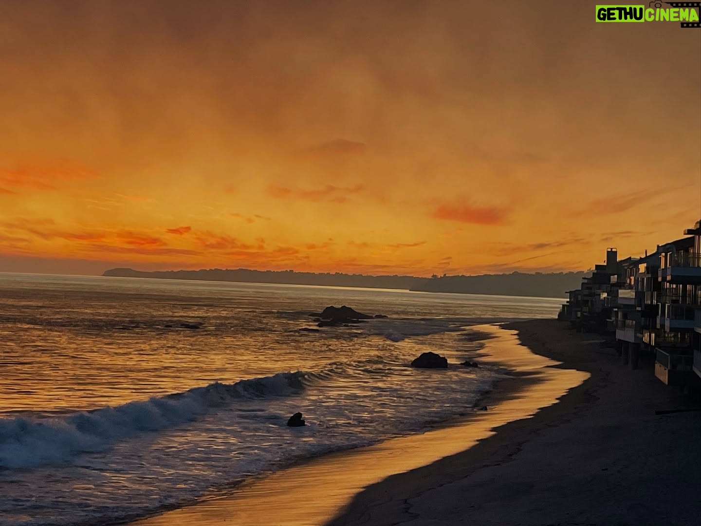 Rachel Roberts - 3.2K Likes - Apocalyptic yet beautiful scenes from today’s fires just down our road.
We are safe and evacuated.
Praying these brave firefighters get the fires, that have flared up again just above us, under control ❤️❤️🙏🏻🙏🏻. Sending love and prayers to everyone affected. #malibustrong❤️ #franklinfire