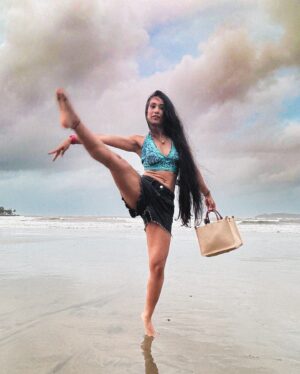 Radhika Bose Instagram - Smiles and skies - a story to tell ! 
@yogasini 
#yogasini
.
.
.
#goabeach #lovequotes #beachvibes