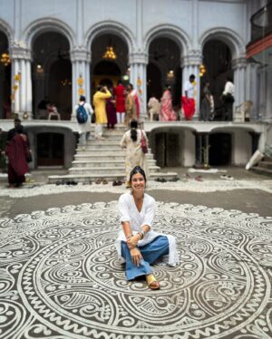 Radhika Bose Instagram - You can take a Bengali out of Kolkata , but you can’t take Kolkata out of a Bengali ❤️❤️
@yogasini 
#yogasini
.
.
.
.
#kolkatadiaries #iphonephotography #kolkataphotography #streetphotography #indianphotography