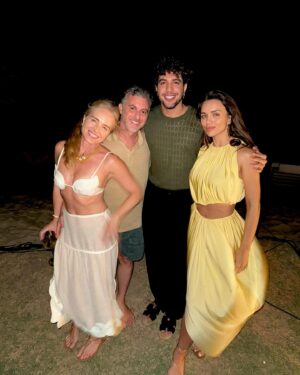 Rafa Kalimann Instagram - Hoje pensei em fazer uma super retrospectiva desse ano tão intenso que vivemos, até comecei a separar vídeos e costurar essa história.. talvez começar com “como puder ser triste em 2024 se..” aí parei pra voltar a viver nosso dia aqui e optei por compartilhar da alegria que foi essa semana com vocês.. foi tão intensa, divertida, leve.. talvez eu ainda venha com um compilado bem feito desse ano que foi uma montanha-russa cheia de adrenalina, mas por agora eu to no presente e está sendo uma semana e tanto, rodeada de pessoas que amo e com uma vontade danada de desejar essa mesma energia pra vocês.. muito amor! Pra agora e pra amanhã, pro próximo ano, da vidaaa 🤍