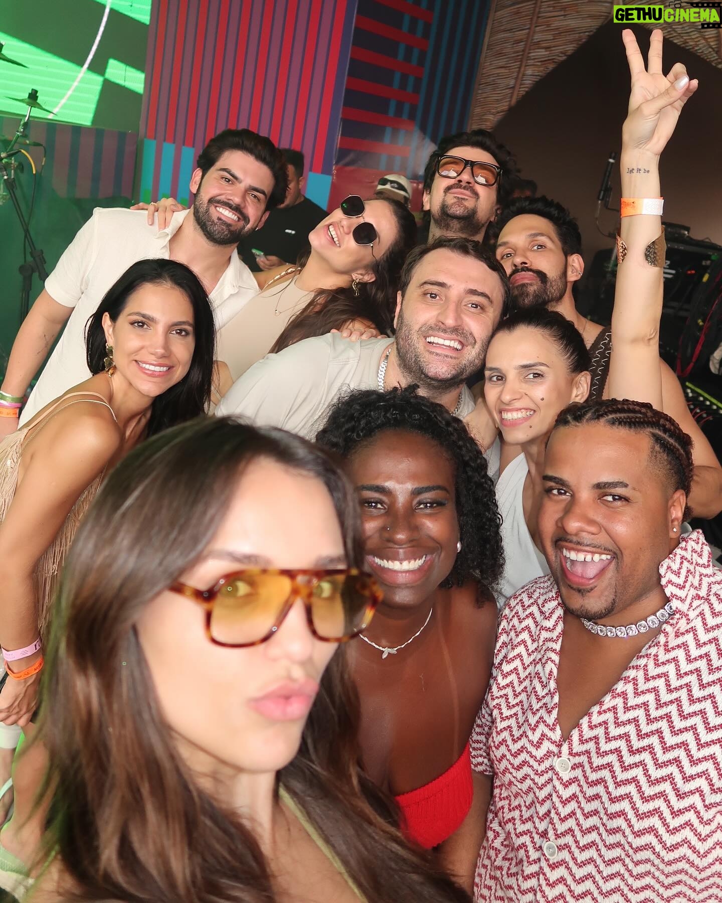 Rafa Kalimann - 273.4K Likes - Hoje pensei em fazer uma super retrospectiva desse ano tão intenso que vivemos, até comecei a separar vídeos e costurar essa história.. talvez começar com “como puder ser triste em 2024 se..” aí parei pra voltar a viver nosso dia aqui e optei por compartilhar da alegria que foi essa semana com vocês.. foi tão intensa, divertida, leve.. talvez eu ainda venha com um compilado bem feito desse ano que foi uma montanha-russa cheia de adrenalina, mas por agora eu to no presente e está sendo uma semana e tanto, rodeada de pessoas que amo e com uma vontade danada de desejar essa mesma energia pra vocês.. muito amor! Pra agora e pra amanhã, pro próximo ano, da vidaaa 🤍