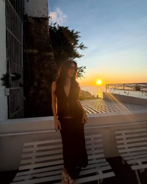 Rafa Kalimann Instagram - Hoje pensei em fazer uma super retrospectiva desse ano tão intenso que vivemos, até comecei a separar vídeos e costurar essa história.. talvez começar com “como puder ser triste em 2024 se..” aí parei pra voltar a viver nosso dia aqui e optei por compartilhar da alegria que foi essa semana com vocês.. foi tão intensa, divertida, leve.. talvez eu ainda venha com um compilado bem feito desse ano que foi uma montanha-russa cheia de adrenalina, mas por agora eu to no presente e está sendo uma semana e tanto, rodeada de pessoas que amo e com uma vontade danada de desejar essa mesma energia pra vocês.. muito amor! Pra agora e pra amanhã, pro próximo ano, da vidaaa 🤍