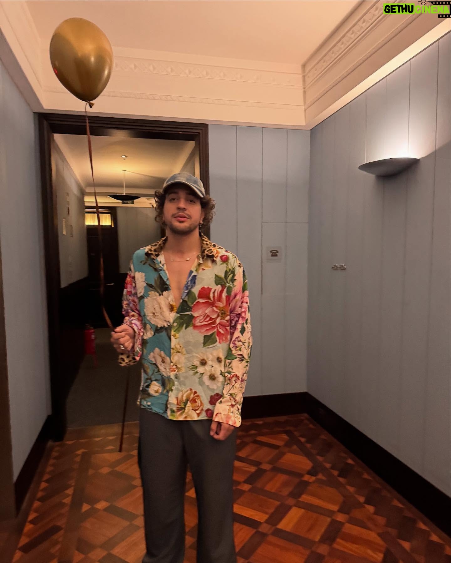 Rafa Kalimann - 273.4K Likes - Hoje pensei em fazer uma super retrospectiva desse ano tão intenso que vivemos, até comecei a separar vídeos e costurar essa história.. talvez começar com “como puder ser triste em 2024 se..” aí parei pra voltar a viver nosso dia aqui e optei por compartilhar da alegria que foi essa semana com vocês.. foi tão intensa, divertida, leve.. talvez eu ainda venha com um compilado bem feito desse ano que foi uma montanha-russa cheia de adrenalina, mas por agora eu to no presente e está sendo uma semana e tanto, rodeada de pessoas que amo e com uma vontade danada de desejar essa mesma energia pra vocês.. muito amor! Pra agora e pra amanhã, pro próximo ano, da vidaaa 🤍