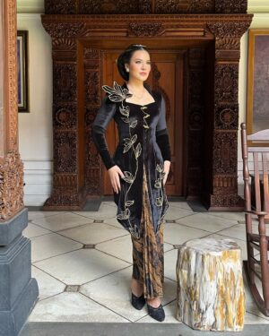 Raisa Andriana Instagram - Maturnuwun kesempatannya mas @ahmaddhaniofficial aku jadi bisa ngerasain pakai adat Jawa di MV Begitulah Cinta - Ahmad Dhani ft Raisa✨

Kebaya from @_kenakan by @syifanurafantin 
Styled by @elcofrebliaman
Make up by @vagueskin