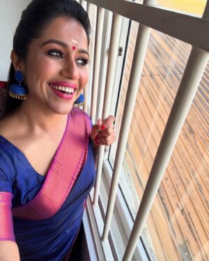 Ranjini Haridas Instagram - Gig Ready.🦋

Hair and makeup @jaan_moni_das 

#happiehippie #weddingtime #saree #allsmiles #paidtotalk #ranjiniharidas