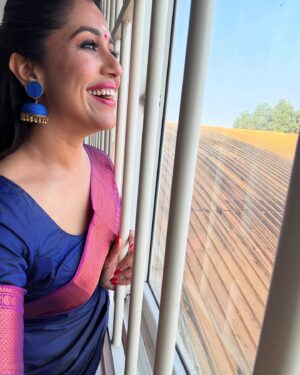 Ranjini Haridas Instagram - Gig Ready.🦋

Hair and makeup @jaan_moni_das 

#happiehippie #weddingtime #saree #allsmiles #paidtotalk #ranjiniharidas