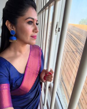 Ranjini Haridas Instagram - Gig Ready.🦋

Hair and makeup @jaan_moni_das 

#happiehippie #weddingtime #saree #allsmiles #paidtotalk #ranjiniharidas
