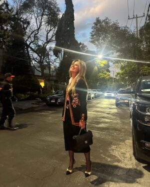 Raquel Bigorra Instagram - Si pudieras pedirle un solo deseo a la luna llena de esta noche ¿ Cuál sería? Empiezo yo, ¿ va ?  Le hablo mientras camino 🌕 
1- Salud pa’ alguien que quiero mucho