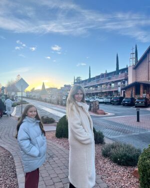 Raquel Bigorra Instagram - Chaíto Vacaciones. Me reía en el video ( 14 ), pero con ganas de llorar 😪 Es que la vida pasa muy rápido y cuando no te desconectas, te pasa por encima. Y se te escapa de las manos. Nos la pasamos corriendo, apresurados, nos detenemos muy poco…. Por eso Agradezco haber tenido la oportunidad de vivir esta experiencia con mis amores. Tranquilos, disfrutándonos, escuchándonos… Viendo crecer a nuestra Raffi. ( la 18 mi fav) Recargamos pilas y Mañana mismo empezamos a darle color y sabor a todos los planes que traemos. Me encanta reiniciarme, tu también puedes hacerlo cuantas veces te lo propongas. Es tan sencillo como ponerlo en tu mente.  Recuerda que Si pasa por tu cabeza, hecho está. Los amo, familia. Vamo’ a darle juntooooooooos. 😍😍😍