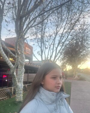 Raquel Bigorra Instagram - Chaíto Vacaciones. Me reía en el video ( 14 ), pero con ganas de llorar 😪 Es que la vida pasa muy rápido y cuando no te desconectas, te pasa por encima. Y se te escapa de las manos. Nos la pasamos corriendo, apresurados, nos detenemos muy poco…. Por eso Agradezco haber tenido la oportunidad de vivir esta experiencia con mis amores. Tranquilos, disfrutándonos, escuchándonos… Viendo crecer a nuestra Raffi. ( la 18 mi fav) Recargamos pilas y Mañana mismo empezamos a darle color y sabor a todos los planes que traemos. Me encanta reiniciarme, tu también puedes hacerlo cuantas veces te lo propongas. Es tan sencillo como ponerlo en tu mente.  Recuerda que Si pasa por tu cabeza, hecho está. Los amo, familia. Vamo’ a darle juntooooooooos. 😍😍😍