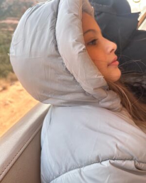 Raquel Bigorra Instagram - Chaíto Vacaciones. Me reía en el video ( 14 ), pero con ganas de llorar 😪 Es que la vida pasa muy rápido y cuando no te desconectas, te pasa por encima. Y se te escapa de las manos. Nos la pasamos corriendo, apresurados, nos detenemos muy poco…. Por eso Agradezco haber tenido la oportunidad de vivir esta experiencia con mis amores. Tranquilos, disfrutándonos, escuchándonos… Viendo crecer a nuestra Raffi. ( la 18 mi fav) Recargamos pilas y Mañana mismo empezamos a darle color y sabor a todos los planes que traemos. Me encanta reiniciarme, tu también puedes hacerlo cuantas veces te lo propongas. Es tan sencillo como ponerlo en tu mente.  Recuerda que Si pasa por tu cabeza, hecho está. Los amo, familia. Vamo’ a darle juntooooooooos. 😍😍😍