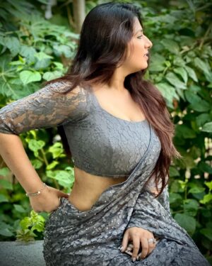 Rasha Kirmani Instagram - Teri 29 inch ki kamar ki toh..!🥵🙈
.
#followforfollowback #forgoupage #explore #trend #viralbhayani #sareelove #sareegirl #ranimukherjee #orryawatramani #sareelook #waistgoals⌛️