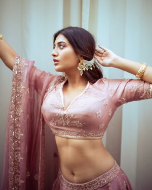 Rashi Singh Instagram - ये गिला है आपकी निगाहों से 🌷 

outfit:- @jigarmaliofficial 
pc:- @tdf.studioz 
jewellery:- @justjadaujewellery 
styled by:- @spacefashionconsultancy 
Hair :- @avoca.india 

#Rashisingh #traditional #weddingseason #lehenga #pink