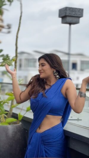 Rashi Singh Instagram - Magic of Rain ☔️ 

Outfit: @hutsandlooms 
Hair & Jewellery: @arabellamakeupstudio 
Shot by: @tdf.thedreamfilmer 

#makeup #makeupartist #rashisingh #rain #monsoon #saree #sareelove #traditional #instagram #reelsinstagram #trendingreels #trending #tredningaudio #foryou