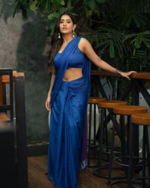 Rashi Singh Instagram - नीली मोरनी 🦚

Saree:- @hutsandlooms 
pc:- @tdf.studioz 
Makeup:- @reshma.makeupandhair 
Hair:- @arabellamakeupstudio
jewellery:- @arkaajewels_hyd 
Assisted by:- @itsme_rohit_singh_