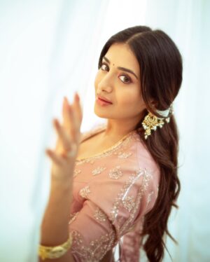 Rashi Singh Instagram - ये गिला है आपकी निगाहों से 🌷 

outfit:- @jigarmaliofficial 
pc:- @tdf.studioz 
jewellery:- @justjadaujewellery 
styled by:- @spacefashionconsultancy 
Hair :- @avoca.india 

#Rashisingh #traditional #weddingseason #lehenga #pink
