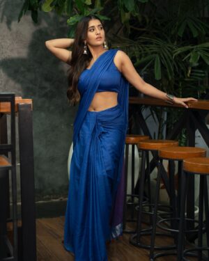 Rashi Singh Instagram - नीली मोरनी 🦚

Saree:- @hutsandlooms 
pc:- @tdf.studioz 
Makeup:- @reshma.makeupandhair 
Hair:- @arabellamakeupstudio
jewellery:- @arkaajewels_hyd 
Assisted by:- @itsme_rohit_singh_