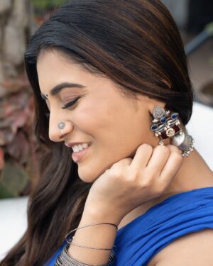 Rashi Singh Instagram - नीली मोरनी 🦚

Saree:- @hutsandlooms 
pc:- @tdf.studioz 
Makeup:- @reshma.makeupandhair 
Hair:- @arabellamakeupstudio
jewellery:- @arkaajewels_hyd 
Assisted by:- @itsme_rohit_singh_