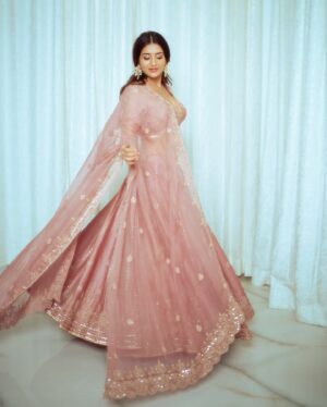 Rashi Singh Instagram - ये गिला है आपकी निगाहों से 🌷 

outfit:- @jigarmaliofficial 
pc:- @tdf.studioz 
jewellery:- @justjadaujewellery 
styled by:- @spacefashionconsultancy 
Hair :- @avoca.india 

#Rashisingh #traditional #weddingseason #lehenga #pink