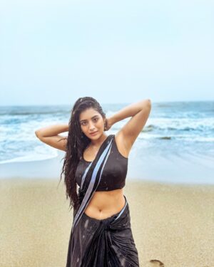 Rashi Singh Instagram - You Tell me a caption for this 🤓

@hutsandlooms 
@tdf.studioz