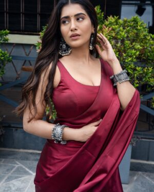 Rashi Singh Instagram - 🌹

Styling & Design @soigne_official_
Jewelry @anthajewels
Makeup @reshma.makeupandhair 
Hair @arabellamakeupstudio 
pc:- @tdf.studioz 

#Sareegirl #redsaree #Rashisingh
