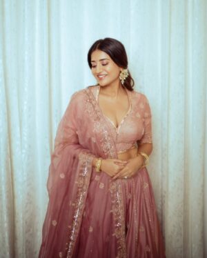 Rashi Singh Instagram - ये गिला है आपकी निगाहों से 🌷 

outfit:- @jigarmaliofficial 
pc:- @tdf.studioz 
jewellery:- @justjadaujewellery 
styled by:- @spacefashionconsultancy 
Hair :- @avoca.india 

#Rashisingh #traditional #weddingseason #lehenga #pink