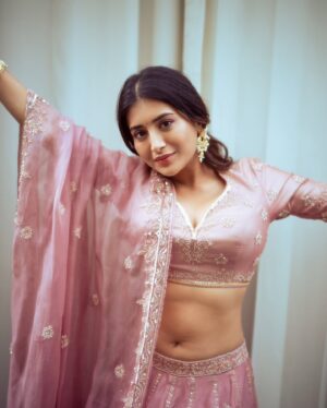 Rashi Singh Instagram - ये गिला है आपकी निगाहों से 🌷 

outfit:- @jigarmaliofficial 
pc:- @tdf.studioz 
jewellery:- @justjadaujewellery 
styled by:- @spacefashionconsultancy 
Hair :- @avoca.india 

#Rashisingh #traditional #weddingseason #lehenga #pink