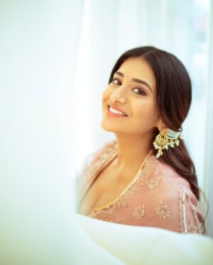 Rashi Singh Instagram - ये गिला है आपकी निगाहों से 🌷 

outfit:- @jigarmaliofficial 
pc:- @tdf.studioz 
jewellery:- @justjadaujewellery 
styled by:- @spacefashionconsultancy 
Hair :- @avoca.india 

#Rashisingh #traditional #weddingseason #lehenga #pink