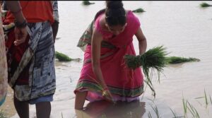 Ratan Raajputh Instagram - अकसर लोग पूछते हैं..
क्यों घुमती हूं मैं गांव? 
क्यों रंगती हूं अपने पैरों को मिट्टी से? .. क्योंकि इस मिट्टी में ही तो बसा है कला का भंडार..
ये मिट्टी ..ये गांव मुझे कहानियां सुनाते हैं..
नये-नये चरित्रों में ढलना सिखाते हैं,
एक बहतरीन कलाकार और 
उम्दा इंसान बनाते हैं ।
Taste the soil 
Save the soil
P.S.- Village Life Is The Best Workshop😇
@sadhguru @isha.foundation @consciousplanet 
#tastesoil #savesoil #sadhgurusavesoilmovement #savevillage #villagelife #ratanraajputh #ruralindia #रामभरोसे✨😇