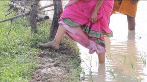 Ratan Raajputh Instagram - अकसर लोग पूछते हैं..
क्यों घुमती हूं मैं गांव? 
क्यों रंगती हूं अपने पैरों को मिट्टी से? .. क्योंकि इस मिट्टी में ही तो बसा है कला का भंडार..
ये मिट्टी ..ये गांव मुझे कहानियां सुनाते हैं..
नये-नये चरित्रों में ढलना सिखाते हैं,
एक बहतरीन कलाकार और 
उम्दा इंसान बनाते हैं ।
Taste the soil 
Save the soil
P.S.- Village Life Is The Best Workshop😇
@sadhguru @isha.foundation @consciousplanet 
#tastesoil #savesoil #sadhgurusavesoilmovement #savevillage #villagelife #ratanraajputh #ruralindia #रामभरोसे✨😇