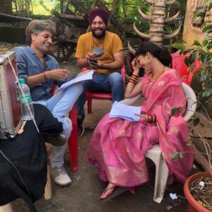 Ratan Raajputh Instagram - They say "The Laugh encourages creativity."
तो लो फिर...😀
.
.
P. S. - A word of encouragement , a moment of laughter is the hallmark of a good director. 
@director_sandeepvijay

#onsetmasti #creativity&laughter #actor #santoshimaa #andtv #santoshi #behindthescene #beforetheshot#रामभरोसे✨😇