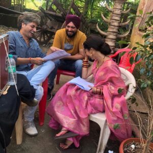 Ratan Raajputh Instagram - They say "The Laugh encourages creativity."
तो लो फिर...😀
.
.
P. S. - A word of encouragement , a moment of laughter is the hallmark of a good director. 
@director_sandeepvijay

#onsetmasti #creativity&laughter #actor #santoshimaa #andtv #santoshi #behindthescene #beforetheshot#रामभरोसे✨😇