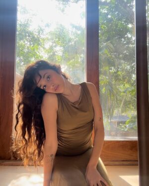 Raveena Aurora Instagram - I have been crying everyday 😍😍😻😍😍😍😍😍😍😻 and rethinking everything and trying to understand my imbalance of masculine and feminine energy . I do too much labor and take on and lead too much and it’s time for me to be baby and taken care of by the world and everybody else . 
Also the music institution has hurt me so much . I hope one day I can heal from it and have clarity on the extremely abusive nature of this system on brown and black women and I hope this star doesn’t burn out before receiving her  flowers and care necessary . But I really dk anymore maybe it’s time for an entirely new way of thinking and living