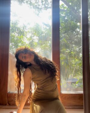 Raveena Aurora Instagram - I have been crying everyday 😍😍😻😍😍😍😍😍😍😻 and rethinking everything and trying to understand my imbalance of masculine and feminine energy . I do too much labor and take on and lead too much and it’s time for me to be baby and taken care of by the world and everybody else . 
Also the music institution has hurt me so much . I hope one day I can heal from it and have clarity on the extremely abusive nature of this system on brown and black women and I hope this star doesn’t burn out before receiving her  flowers and care necessary . But I really dk anymore maybe it’s time for an entirely new way of thinking and living