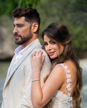 Rayanne Morais Instagram - Sobre ter o AMOR DA SUA VIDA e ser o amor da vida de alguém: nós somos a VIDA um do outro, para todo o sempre, até Jesus voltar. 

By @victorpecoraro e @rayannemorais 

📷 @d51fotografia 
🎥 @kenzifilms 
🏝️ @gp_greenparadise 
👰🏼‍♀️ @stephaniecachapuz 
🎀 @suzette.atelier 
💐 @o__buque 
🤵🏻‍♂️ @rafferoficial 

#MoraisPecoraro #casamento #bodasdepapel #Deus #amordaminhavida #vida #extraordinariodedeus