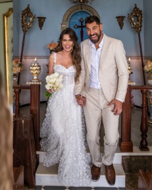 Rayanne Morais Instagram - Sobre ter o AMOR DA SUA VIDA e ser o amor da vida de alguém: nós somos a VIDA um do outro, para todo o sempre, até Jesus voltar. 

By @victorpecoraro e @rayannemorais 

📷 @d51fotografia 
🎥 @kenzifilms 
🏝️ @gp_greenparadise 
👰🏼‍♀️ @stephaniecachapuz 
🎀 @suzette.atelier 
💐 @o__buque 
🤵🏻‍♂️ @rafferoficial 

#MoraisPecoraro #casamento #bodasdepapel #Deus #amordaminhavida #vida #extraordinariodedeus