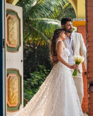 Rayanne Morais Instagram - Bodas de Papel 📜

Há um ano, começamos a escrever nossa história juntos e nos tornamos Sr. e Sra. Morais Pecoraro. Hoje, renovamos nossos votos, casando novamente. 
Como Deus nos surpreende! 
Hoje, somos a verdade q virou testemunho. 

(Rayanne) Eu ñ fazia ideia do q Ele iria fazer quando me deu a palavra: “Vou ressignificar seus anos em dias”. Logo após meu batismo, no dia seguinte, lá estava eu caminhando p/ o futuro que Deus havia reservado p/ mim, sem q eu sequer imaginasse. 

Já nos perguntamos: por quê? Por que ñ anos atrás? Fizemos escolhas erradas com nossas próprias mãos, e isso nos fez atrasar o q Deus tinha para nós. Atrasar, mas ñ anular. Pq nada neste mundo, nem ninguém, pode parar um projeto de Deus. O inferno tentou nos distrair ao longo do caminho e, quando finalmente nos encontramos, ele se levantou para manchar, com suas mentiras, o projeto de Deus, p/ q ñ tivéssemos autoridade. (Golias tinha a espada, mas foi Davi quem a usou. Deus usa até o inimigo p/ preparar o instrumento da sua vitória). Deus é justiça, Ele ama a justiça e é o nosso advogado. A mentira ficou com Satanás e a verdade virou testemunho do que Deus fez em nossas vidas. 
Somos a união de um propósito, uma união p/ algo muito maior do que nós mesmos. Somos testemunho vivo da fidelidade, bondade e misericórdia de Deus. Por mais q tenhamos nos atrasado, Deus nunca desistiu de cumprir o extraordinário em nossas vidas. Hoje, somos FELIZES PARA SEMPRE, pq assim Deus fez. 
Que a nossa história de superação e de vida em Deus traga esperança p/ você naquilo q Ele nos prometeu. 
Viva uma vida extraordinária em Deus! 
Ela está disponível p/ todos aqueles q se entregam e confiam em Cristo. 
Não é fácil, mas só vive o propósito quem suporta o processo. Fique tranquilo, pq Deus nos ajuda no processo também. Basta se entregar a Ele. 
Ñ poderíamos deixar de comemorar este dia sem transbordar na vida de cada um aqui com o nosso testemunho de tudo que Deus fez e faz. 

Com muito amor e carinho por essa equipe de milhões.
📷 @d51fotografia 
🎥 @kenzifilms 
🏝️ @gp_greenparadise 
👰🏼‍♀️ @stephaniecachapuz 
🎀 @suzette.atelier
💐 @o__buque 
🤵🏻‍♂️ @rafferoficial @samantha_szczerb