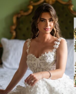 Rayanne Morais Instagram - Bodas de Papel 📜

Há um ano, começamos a escrever nossa história juntos e nos tornamos Sr. e Sra. Morais Pecoraro. Hoje, renovamos nossos votos, casando novamente. 
Como Deus nos surpreende! 
Hoje, somos a verdade q virou testemunho. 

(Rayanne) Eu ñ fazia ideia do q Ele iria fazer quando me deu a palavra: “Vou ressignificar seus anos em dias”. Logo após meu batismo, no dia seguinte, lá estava eu caminhando p/ o futuro que Deus havia reservado p/ mim, sem q eu sequer imaginasse. 

Já nos perguntamos: por quê? Por que ñ anos atrás? Fizemos escolhas erradas com nossas próprias mãos, e isso nos fez atrasar o q Deus tinha para nós. Atrasar, mas ñ anular. Pq nada neste mundo, nem ninguém, pode parar um projeto de Deus. O inferno tentou nos distrair ao longo do caminho e, quando finalmente nos encontramos, ele se levantou para manchar, com suas mentiras, o projeto de Deus, p/ q ñ tivéssemos autoridade. (Golias tinha a espada, mas foi Davi quem a usou. Deus usa até o inimigo p/ preparar o instrumento da sua vitória). Deus é justiça, Ele ama a justiça e é o nosso advogado. A mentira ficou com Satanás e a verdade virou testemunho do que Deus fez em nossas vidas. 
Somos a união de um propósito, uma união p/ algo muito maior do que nós mesmos. Somos testemunho vivo da fidelidade, bondade e misericórdia de Deus. Por mais q tenhamos nos atrasado, Deus nunca desistiu de cumprir o extraordinário em nossas vidas. Hoje, somos FELIZES PARA SEMPRE, pq assim Deus fez. 
Que a nossa história de superação e de vida em Deus traga esperança p/ você naquilo q Ele nos prometeu. 
Viva uma vida extraordinária em Deus! 
Ela está disponível p/ todos aqueles q se entregam e confiam em Cristo. 
Não é fácil, mas só vive o propósito quem suporta o processo. Fique tranquilo, pq Deus nos ajuda no processo também. Basta se entregar a Ele. 
Ñ poderíamos deixar de comemorar este dia sem transbordar na vida de cada um aqui com o nosso testemunho de tudo que Deus fez e faz. 

Com muito amor e carinho por essa equipe de milhões.
📷 @d51fotografia 
🎥 @kenzifilms 
🏝️ @gp_greenparadise 
👰🏼‍♀️ @stephaniecachapuz 
🎀 @suzette.atelier
💐 @o__buque 
🤵🏻‍♂️ @rafferoficial @samantha_szczerb
