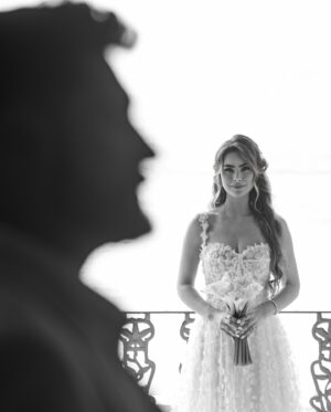 Rayanne Morais Instagram - Bodas de Papel 📜

Há um ano, começamos a escrever nossa história juntos e nos tornamos Sr. e Sra. Morais Pecoraro. Hoje, renovamos nossos votos, casando novamente. 
Como Deus nos surpreende! 
Hoje, somos a verdade q virou testemunho. 

(Rayanne) Eu ñ fazia ideia do q Ele iria fazer quando me deu a palavra: “Vou ressignificar seus anos em dias”. Logo após meu batismo, no dia seguinte, lá estava eu caminhando p/ o futuro que Deus havia reservado p/ mim, sem q eu sequer imaginasse. 

Já nos perguntamos: por quê? Por que ñ anos atrás? Fizemos escolhas erradas com nossas próprias mãos, e isso nos fez atrasar o q Deus tinha para nós. Atrasar, mas ñ anular. Pq nada neste mundo, nem ninguém, pode parar um projeto de Deus. O inferno tentou nos distrair ao longo do caminho e, quando finalmente nos encontramos, ele se levantou para manchar, com suas mentiras, o projeto de Deus, p/ q ñ tivéssemos autoridade. (Golias tinha a espada, mas foi Davi quem a usou. Deus usa até o inimigo p/ preparar o instrumento da sua vitória). Deus é justiça, Ele ama a justiça e é o nosso advogado. A mentira ficou com Satanás e a verdade virou testemunho do que Deus fez em nossas vidas. 
Somos a união de um propósito, uma união p/ algo muito maior do que nós mesmos. Somos testemunho vivo da fidelidade, bondade e misericórdia de Deus. Por mais q tenhamos nos atrasado, Deus nunca desistiu de cumprir o extraordinário em nossas vidas. Hoje, somos FELIZES PARA SEMPRE, pq assim Deus fez. 
Que a nossa história de superação e de vida em Deus traga esperança p/ você naquilo q Ele nos prometeu. 
Viva uma vida extraordinária em Deus! 
Ela está disponível p/ todos aqueles q se entregam e confiam em Cristo. 
Não é fácil, mas só vive o propósito quem suporta o processo. Fique tranquilo, pq Deus nos ajuda no processo também. Basta se entregar a Ele. 
Ñ poderíamos deixar de comemorar este dia sem transbordar na vida de cada um aqui com o nosso testemunho de tudo que Deus fez e faz. 

Com muito amor e carinho por essa equipe de milhões.
📷 @d51fotografia 
🎥 @kenzifilms 
🏝️ @gp_greenparadise 
👰🏼‍♀️ @stephaniecachapuz 
🎀 @suzette.atelier
💐 @o__buque 
🤵🏻‍♂️ @rafferoficial @samantha_szczerb