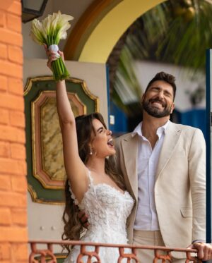 Rayanne Morais Instagram - Bodas de Papel 📜

Há um ano, começamos a escrever nossa história juntos e nos tornamos Sr. e Sra. Morais Pecoraro. Hoje, renovamos nossos votos, casando novamente. 
Como Deus nos surpreende! 
Hoje, somos a verdade q virou testemunho. 

(Rayanne) Eu ñ fazia ideia do q Ele iria fazer quando me deu a palavra: “Vou ressignificar seus anos em dias”. Logo após meu batismo, no dia seguinte, lá estava eu caminhando p/ o futuro que Deus havia reservado p/ mim, sem q eu sequer imaginasse. 

Já nos perguntamos: por quê? Por que ñ anos atrás? Fizemos escolhas erradas com nossas próprias mãos, e isso nos fez atrasar o q Deus tinha para nós. Atrasar, mas ñ anular. Pq nada neste mundo, nem ninguém, pode parar um projeto de Deus. O inferno tentou nos distrair ao longo do caminho e, quando finalmente nos encontramos, ele se levantou para manchar, com suas mentiras, o projeto de Deus, p/ q ñ tivéssemos autoridade. (Golias tinha a espada, mas foi Davi quem a usou. Deus usa até o inimigo p/ preparar o instrumento da sua vitória). Deus é justiça, Ele ama a justiça e é o nosso advogado. A mentira ficou com Satanás e a verdade virou testemunho do que Deus fez em nossas vidas. 
Somos a união de um propósito, uma união p/ algo muito maior do que nós mesmos. Somos testemunho vivo da fidelidade, bondade e misericórdia de Deus. Por mais q tenhamos nos atrasado, Deus nunca desistiu de cumprir o extraordinário em nossas vidas. Hoje, somos FELIZES PARA SEMPRE, pq assim Deus fez. 
Que a nossa história de superação e de vida em Deus traga esperança p/ você naquilo q Ele nos prometeu. 
Viva uma vida extraordinária em Deus! 
Ela está disponível p/ todos aqueles q se entregam e confiam em Cristo. 
Não é fácil, mas só vive o propósito quem suporta o processo. Fique tranquilo, pq Deus nos ajuda no processo também. Basta se entregar a Ele. 
Ñ poderíamos deixar de comemorar este dia sem transbordar na vida de cada um aqui com o nosso testemunho de tudo que Deus fez e faz. 

Com muito amor e carinho por essa equipe de milhões.
📷 @d51fotografia 
🎥 @kenzifilms 
🏝️ @gp_greenparadise 
👰🏼‍♀️ @stephaniecachapuz 
🎀 @suzette.atelier
💐 @o__buque 
🤵🏻‍♂️ @rafferoficial @samantha_szczerb