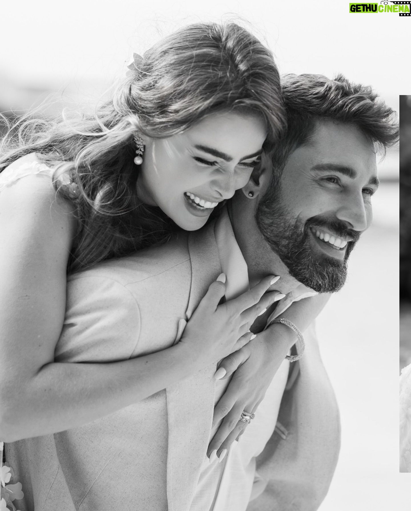Rayanne Morais - 23.4K Likes - Bodas de Papel 📜
Há um ano, começamos a escrever nossa história juntos e nos tornamos Sr. e Sra. Morais Pecoraro. Hoje, renovamos nossos votos, casando novamente.
Como Deus nos surpreende!
Hoje, somos a verdade q virou testemunho.
(Rayanne) Eu ñ fazia ideia do q Ele iria fazer quando me deu a palavra: “Vou ressignificar seus anos em dias”. Logo após meu batismo, no dia seguinte, lá estava eu caminhando p/ o futuro que Deus havia reservado p/ mim, sem q eu sequer imaginasse.
Já nos perguntamos: por quê? Por que ñ anos atrás? Fizemos escolhas erradas com nossas próprias mãos, e isso nos fez atrasar o q Deus tinha para nós. Atrasar, mas ñ anular. Pq nada neste mundo, nem ninguém, pode parar um projeto de Deus. O inferno tentou nos distrair ao longo do caminho e, quando finalmente nos encontramos, ele se levantou para manchar, com suas mentiras, o projeto de Deus, p/ q ñ tivéssemos autoridade. (Golias tinha a espada, mas foi Davi quem a usou. Deus usa até o inimigo p/ preparar o instrumento da sua vitória). Deus é justiça, Ele ama a justiça e é o nosso advogado. A mentira ficou com Satanás e a verdade virou testemunho do que Deus fez em nossas vidas.
Somos a união de um propósito, uma união p/ algo muito maior do que nós mesmos. Somos testemunho vivo da fidelidade, bondade e misericórdia de Deus. Por mais q tenhamos nos atrasado, Deus nunca desistiu de cumprir o extraordinário em nossas vidas. Hoje, somos FELIZES PARA SEMPRE, pq assim Deus fez.
Que a nossa história de superação e de vida em Deus traga esperança p/ você naquilo q Ele nos prometeu.
Viva uma vida extraordinária em Deus!
Ela está disponível p/ todos aqueles q se entregam e confiam em Cristo.
Não é fácil, mas só vive o propósito quem suporta o processo. Fique tranquilo, pq Deus nos ajuda no processo também. Basta se entregar a Ele.
Ñ poderíamos deixar de comemorar este dia sem transbordar na vida de cada um aqui com o nosso testemunho de tudo que Deus fez e faz.
Com muito amor e carinho por essa equipe de milhões.
📷 @d51fotografia
🎥 @kenzifilms
🏝️ @gp_greenparadise
👰🏼♀️ @stephaniecachapuz
🎀 @suzette.atelier
💐 @o__buque
🤵🏻♂️ @rafferoficial @samantha_szczerb