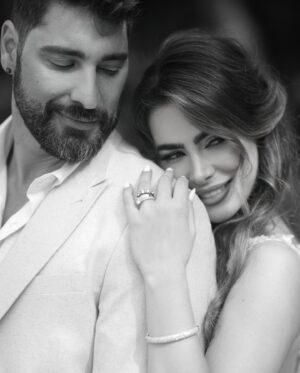 Rayanne Morais Instagram - Bodas de Papel 📜

Há um ano, começamos a escrever nossa história juntos e nos tornamos Sr. e Sra. Morais Pecoraro. Hoje, renovamos nossos votos, casando novamente. 
Como Deus nos surpreende! 
Hoje, somos a verdade q virou testemunho. 

(Rayanne) Eu ñ fazia ideia do q Ele iria fazer quando me deu a palavra: “Vou ressignificar seus anos em dias”. Logo após meu batismo, no dia seguinte, lá estava eu caminhando p/ o futuro que Deus havia reservado p/ mim, sem q eu sequer imaginasse. 

Já nos perguntamos: por quê? Por que ñ anos atrás? Fizemos escolhas erradas com nossas próprias mãos, e isso nos fez atrasar o q Deus tinha para nós. Atrasar, mas ñ anular. Pq nada neste mundo, nem ninguém, pode parar um projeto de Deus. O inferno tentou nos distrair ao longo do caminho e, quando finalmente nos encontramos, ele se levantou para manchar, com suas mentiras, o projeto de Deus, p/ q ñ tivéssemos autoridade. (Golias tinha a espada, mas foi Davi quem a usou. Deus usa até o inimigo p/ preparar o instrumento da sua vitória). Deus é justiça, Ele ama a justiça e é o nosso advogado. A mentira ficou com Satanás e a verdade virou testemunho do que Deus fez em nossas vidas. 
Somos a união de um propósito, uma união p/ algo muito maior do que nós mesmos. Somos testemunho vivo da fidelidade, bondade e misericórdia de Deus. Por mais q tenhamos nos atrasado, Deus nunca desistiu de cumprir o extraordinário em nossas vidas. Hoje, somos FELIZES PARA SEMPRE, pq assim Deus fez. 
Que a nossa história de superação e de vida em Deus traga esperança p/ você naquilo q Ele nos prometeu. 
Viva uma vida extraordinária em Deus! 
Ela está disponível p/ todos aqueles q se entregam e confiam em Cristo. 
Não é fácil, mas só vive o propósito quem suporta o processo. Fique tranquilo, pq Deus nos ajuda no processo também. Basta se entregar a Ele. 
Ñ poderíamos deixar de comemorar este dia sem transbordar na vida de cada um aqui com o nosso testemunho de tudo que Deus fez e faz. 

Com muito amor e carinho por essa equipe de milhões.
📷 @d51fotografia 
🎥 @kenzifilms 
🏝️ @gp_greenparadise 
👰🏼‍♀️ @stephaniecachapuz 
🎀 @suzette.atelier
💐 @o__buque 
🤵🏻‍♂️ @rafferoficial @samantha_szczerb
