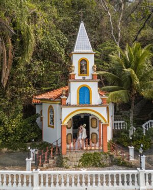 Rayanne Morais Instagram - Bodas de Papel 📜

Há um ano, começamos a escrever nossa história juntos e nos tornamos Sr. e Sra. Morais Pecoraro. Hoje, renovamos nossos votos, casando novamente. 
Como Deus nos surpreende! 
Hoje, somos a verdade q virou testemunho. 

(Rayanne) Eu ñ fazia ideia do q Ele iria fazer quando me deu a palavra: “Vou ressignificar seus anos em dias”. Logo após meu batismo, no dia seguinte, lá estava eu caminhando p/ o futuro que Deus havia reservado p/ mim, sem q eu sequer imaginasse. 

Já nos perguntamos: por quê? Por que ñ anos atrás? Fizemos escolhas erradas com nossas próprias mãos, e isso nos fez atrasar o q Deus tinha para nós. Atrasar, mas ñ anular. Pq nada neste mundo, nem ninguém, pode parar um projeto de Deus. O inferno tentou nos distrair ao longo do caminho e, quando finalmente nos encontramos, ele se levantou para manchar, com suas mentiras, o projeto de Deus, p/ q ñ tivéssemos autoridade. (Golias tinha a espada, mas foi Davi quem a usou. Deus usa até o inimigo p/ preparar o instrumento da sua vitória). Deus é justiça, Ele ama a justiça e é o nosso advogado. A mentira ficou com Satanás e a verdade virou testemunho do que Deus fez em nossas vidas. 
Somos a união de um propósito, uma união p/ algo muito maior do que nós mesmos. Somos testemunho vivo da fidelidade, bondade e misericórdia de Deus. Por mais q tenhamos nos atrasado, Deus nunca desistiu de cumprir o extraordinário em nossas vidas. Hoje, somos FELIZES PARA SEMPRE, pq assim Deus fez. 
Que a nossa história de superação e de vida em Deus traga esperança p/ você naquilo q Ele nos prometeu. 
Viva uma vida extraordinária em Deus! 
Ela está disponível p/ todos aqueles q se entregam e confiam em Cristo. 
Não é fácil, mas só vive o propósito quem suporta o processo. Fique tranquilo, pq Deus nos ajuda no processo também. Basta se entregar a Ele. 
Ñ poderíamos deixar de comemorar este dia sem transbordar na vida de cada um aqui com o nosso testemunho de tudo que Deus fez e faz. 

Com muito amor e carinho por essa equipe de milhões.
📷 @d51fotografia 
🎥 @kenzifilms 
🏝️ @gp_greenparadise 
👰🏼‍♀️ @stephaniecachapuz 
🎀 @suzette.atelier
💐 @o__buque 
🤵🏻‍♂️ @rafferoficial @samantha_szczerb