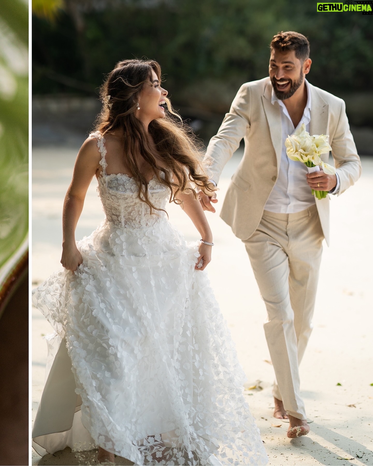Rayanne Morais - 10.5K Likes - Sobre ter o AMOR DA SUA VIDA e ser o amor da vida de alguém: nós somos a VIDA um do outro, para todo o sempre, até Jesus voltar.
By @victorpecoraro e @rayannemorais
📷 @d51fotografia
🎥 @kenzifilms
🏝️ @gp_greenparadise
👰🏼♀️ @stephaniecachapuz
🎀 @suzette.atelier
💐 @o__buque
🤵🏻♂️ @rafferoficial
#MoraisPecoraro #casamento #bodasdepapel #Deus #amordaminhavida #vida #extraordinariodedeus