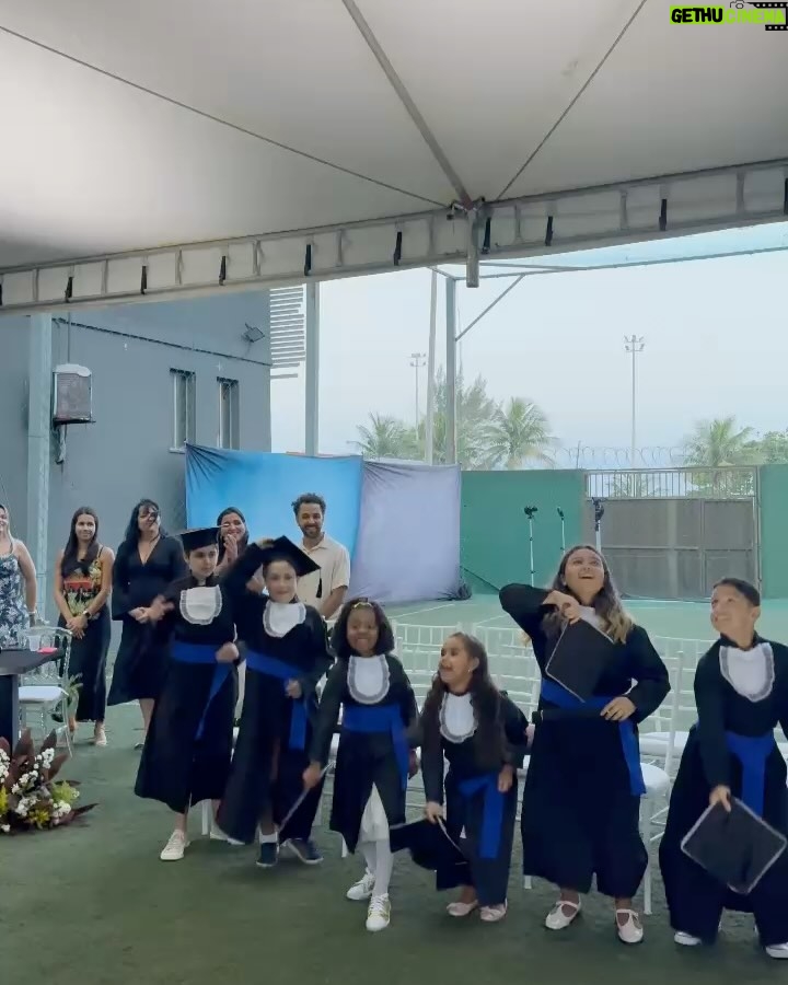 Rebecca - 79.6K Likes - Hoje celebramos a primeira de muitas conquistas! 🎓Um passo gigante para uma vida cheia de aprendizados! 🚀💫
✨ Parabéns, minha pequena formanda!