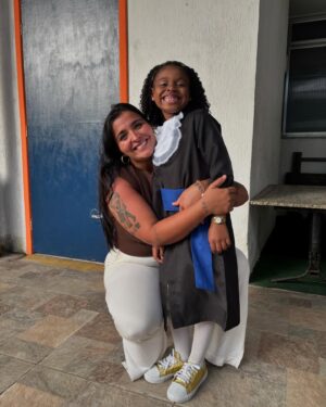 Rebecca Instagram - Hoje celebramos a primeira de muitas conquistas! 🎓Um  passo gigante para uma vida cheia de aprendizados! 🚀💫
✨ Parabéns, minha pequena formanda!