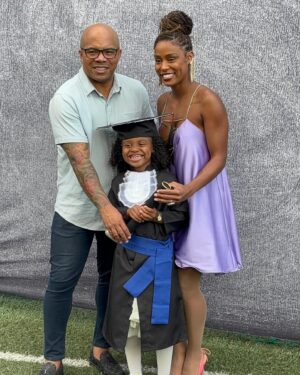 Rebecca Instagram - Hoje celebramos a primeira de muitas conquistas! 🎓Um  passo gigante para uma vida cheia de aprendizados! 🚀💫
✨ Parabéns, minha pequena formanda!