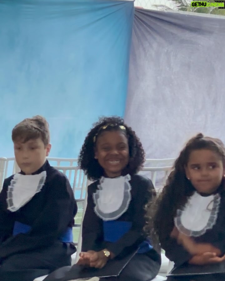 Rebecca - 79.6K Likes - Hoje celebramos a primeira de muitas conquistas! 🎓Um passo gigante para uma vida cheia de aprendizados! 🚀💫
✨ Parabéns, minha pequena formanda!