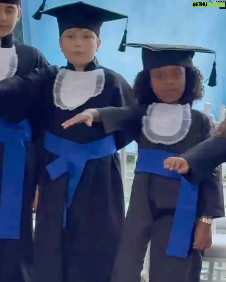 Rebecca - 79.6K Likes - Hoje celebramos a primeira de muitas conquistas! 🎓Um passo gigante para uma vida cheia de aprendizados! 🚀💫
✨ Parabéns, minha pequena formanda!