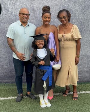Rebecca Instagram - Hoje celebramos a primeira de muitas conquistas! 🎓Um  passo gigante para uma vida cheia de aprendizados! 🚀💫
✨ Parabéns, minha pequena formanda!